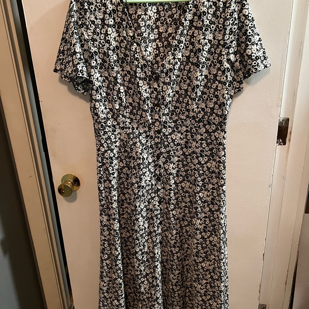 Levi's Black and White V-Neck Flutter Sleeve Midi Dress